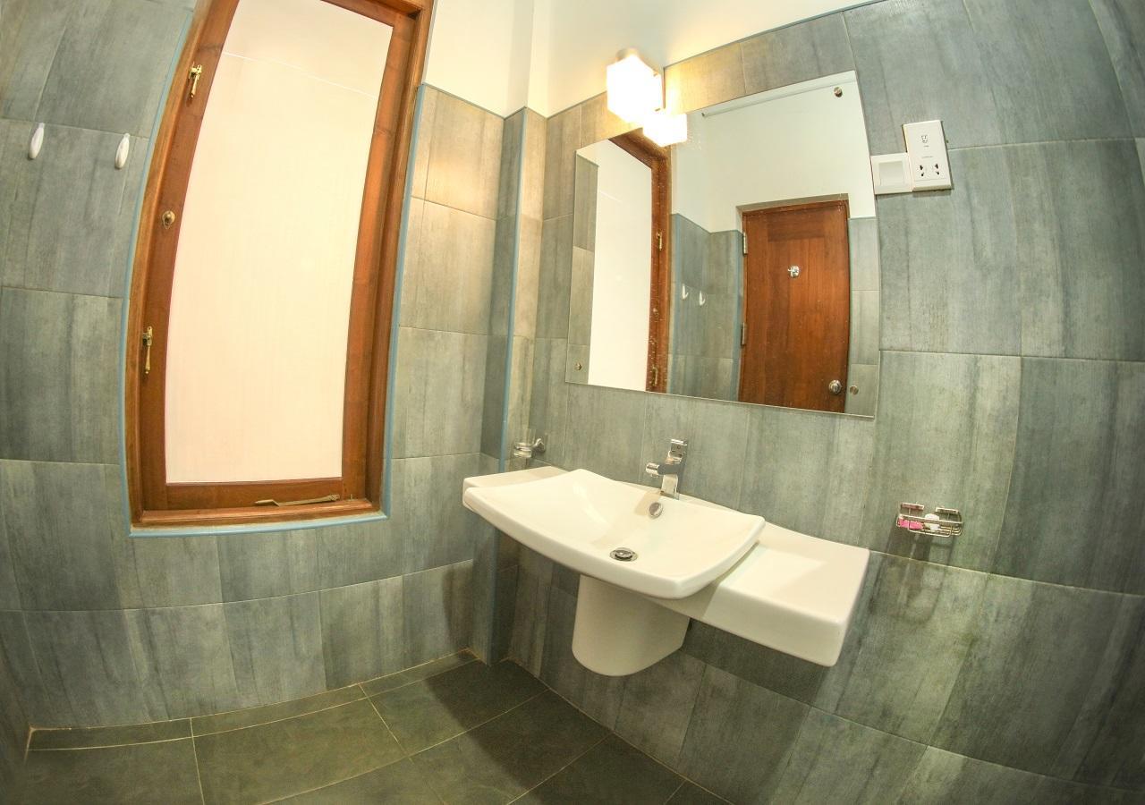 White Rose Beach Resort Marawila Buitenkant foto
