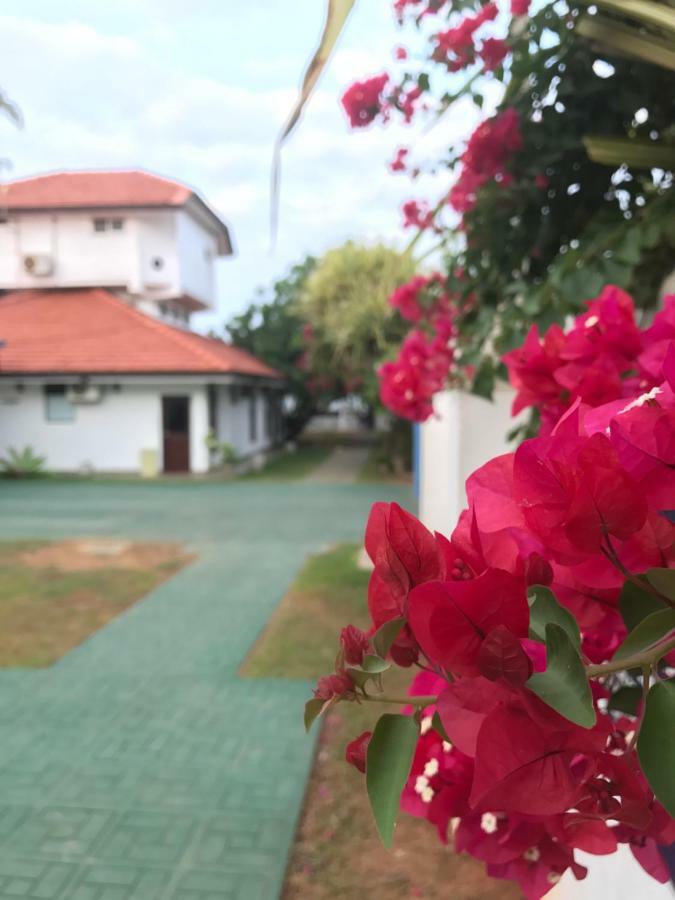 White Rose Beach Resort Marawila Buitenkant foto