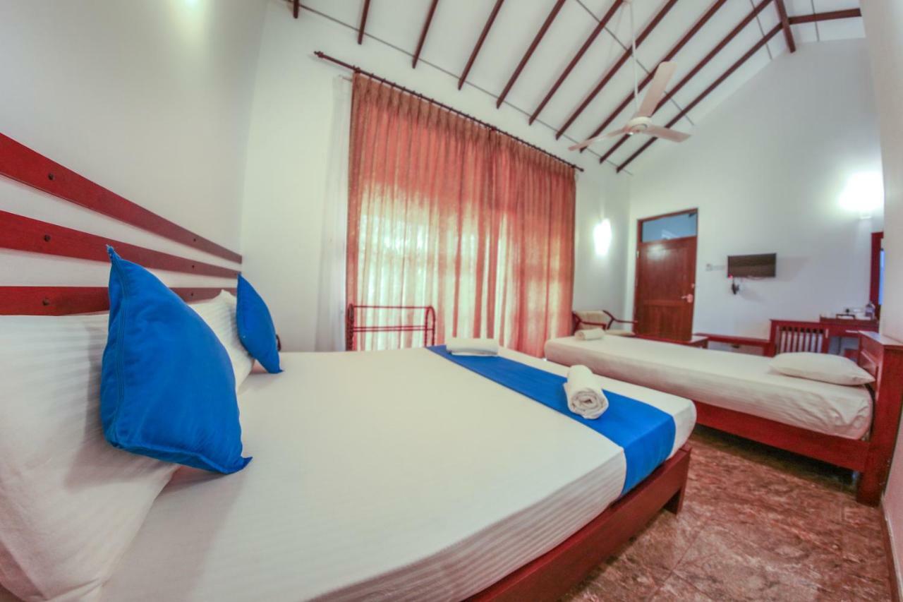 White Rose Beach Resort Marawila Buitenkant foto