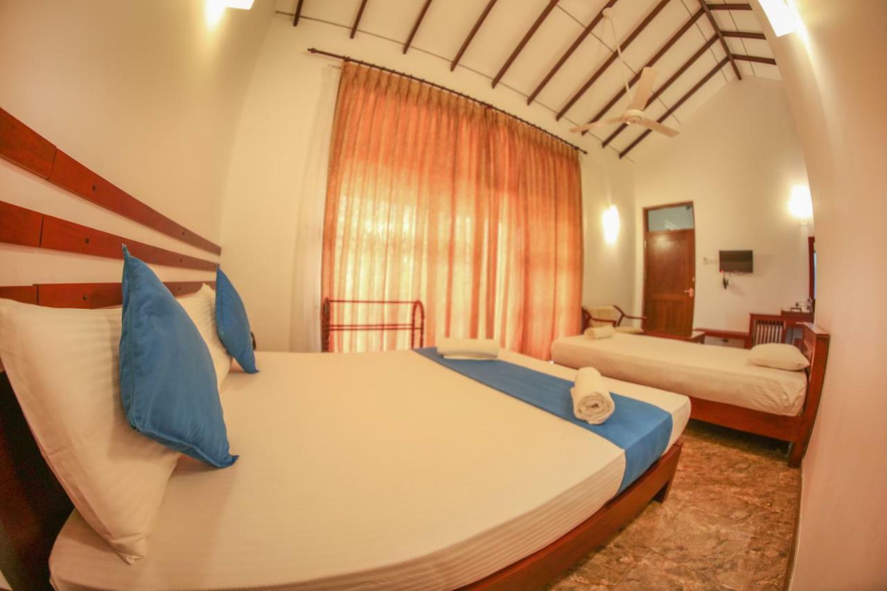 White Rose Beach Resort Marawila Buitenkant foto